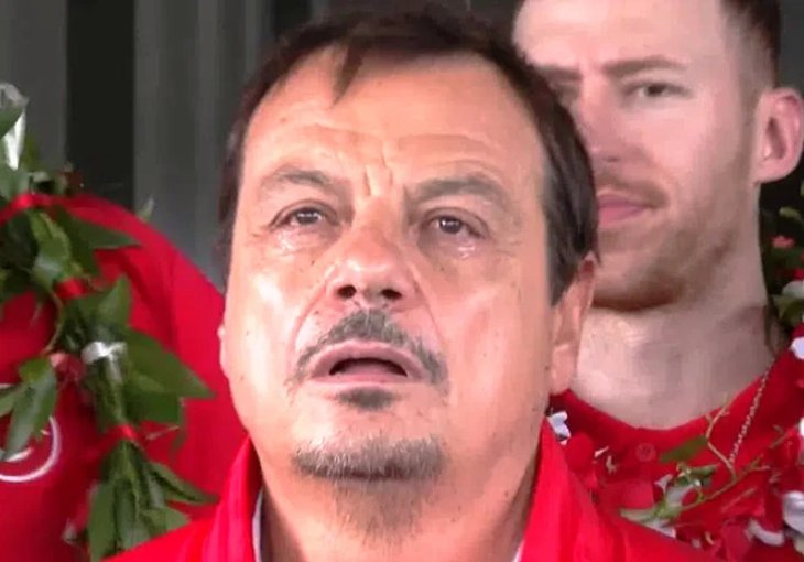 Selektor Turske Ergin Ataman plakao na dočeku košarkaša, izvinio se cijeloj državi