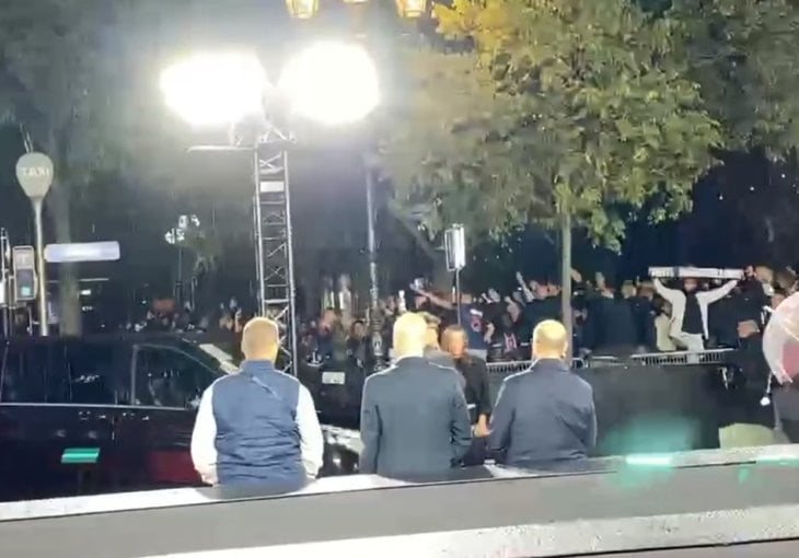 Navijači PSG-a ispred Theatre du Chateleta slavili Dembelea, poklonili se Ronaldinhu i provocirali Dumfriesa