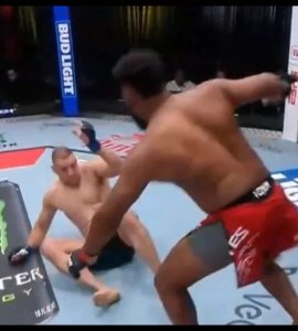 Najbizarniji meč u historiji UFC-a: Ante Delija bio pred pobjedom, a onda brutalno nokautiran!