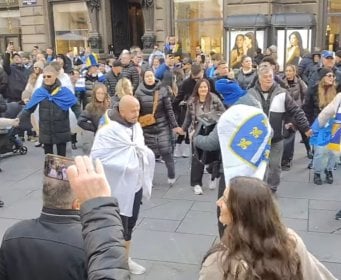 Harmonika i kolo Bosanaca na Stephanplatzu: Beč pod opsadom bh. navijača! (VIDEO)