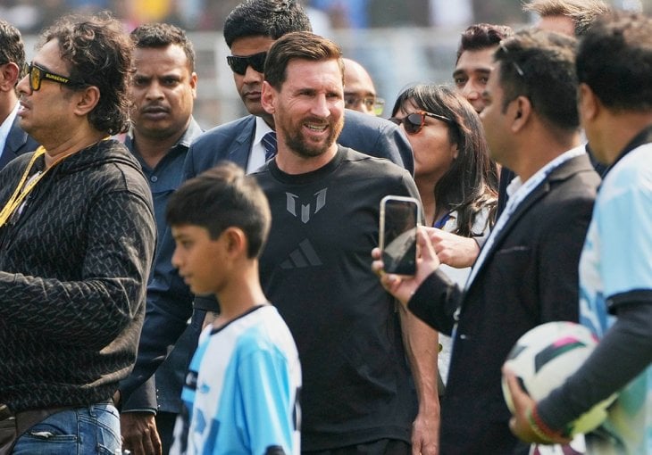 Neredi na Mesijevoj turneji u Indiji: Navijači bacali sjedišta na teren