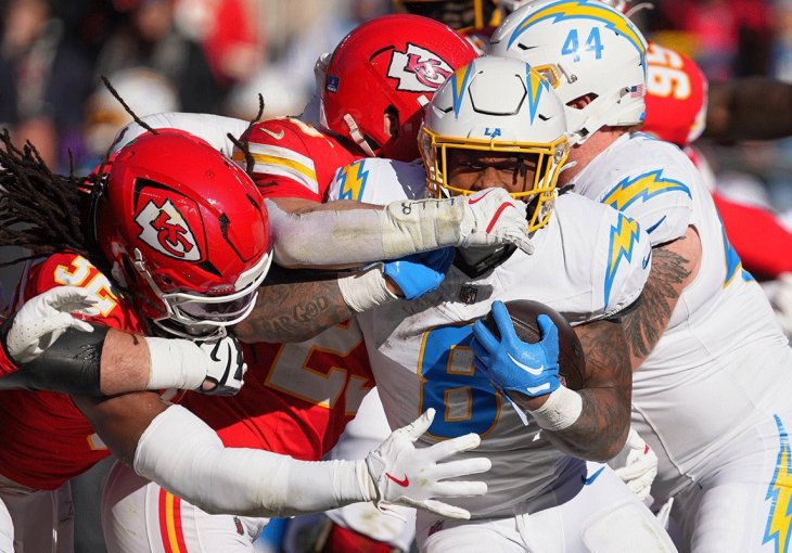 Kraj jedne ere i početak haosa: Chiefsi ispali, Mahomes povrijeđen, a Kelce ima vremena za svadbu vijeka