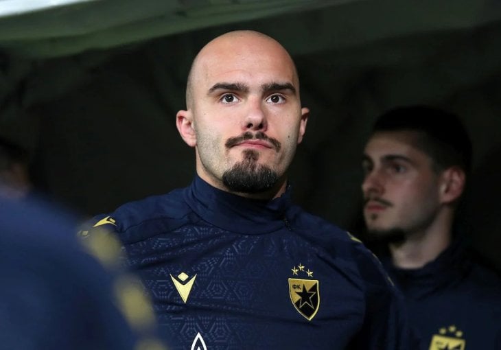 Delije ismijavaju Zvezdu: „Ma, gdje je Refik?“