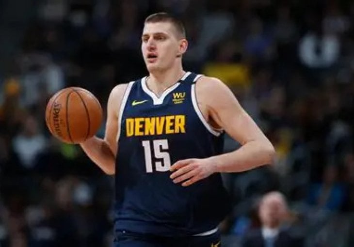 Šok u NBA ligi: Jokić se srušio na parket, strahuje se od pucanja ligamenata