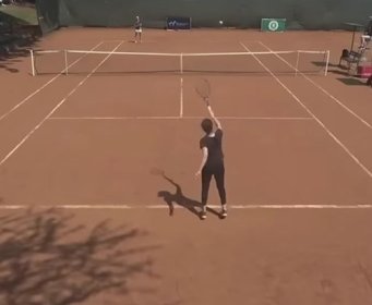 Nova snimka teniserke koja ne zna držati reket i pravila. Pogledajte šta radi