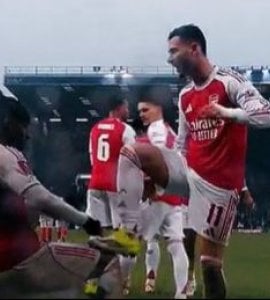 U četvrtak zgrozio svijet, danas oduševio sve, pa mu saigrač vezao pertle na kopačkama