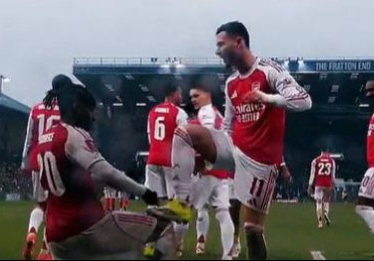 U četvrtak zgrozio svijet, danas oduševio sve, pa mu saigrač vezao pertle na kopačkama