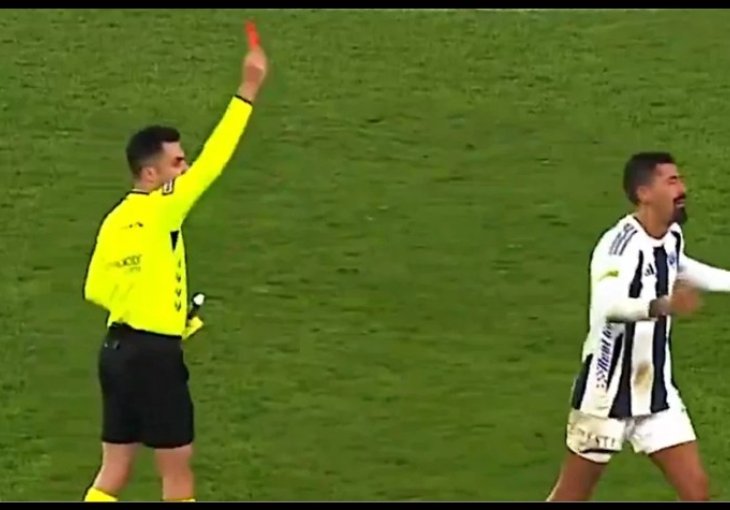 Nevjerovatno: U turskom elitnom rangu fudbala viđen jedan od najbizarnijih crvenih kartona ikada