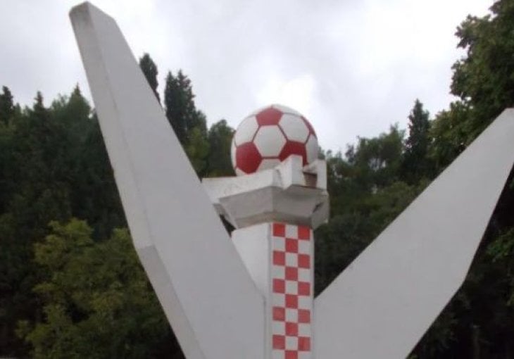 Uklonjeno obilježje s dugom historijom pod Bijelim brijegom