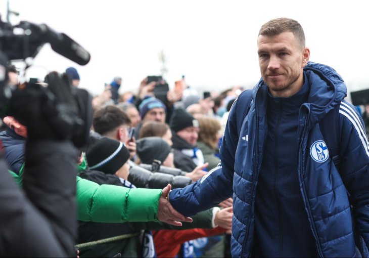 Džeko iznenada dobio žestoku konkurenciju, u ponoć propao veliki posao Šalkea