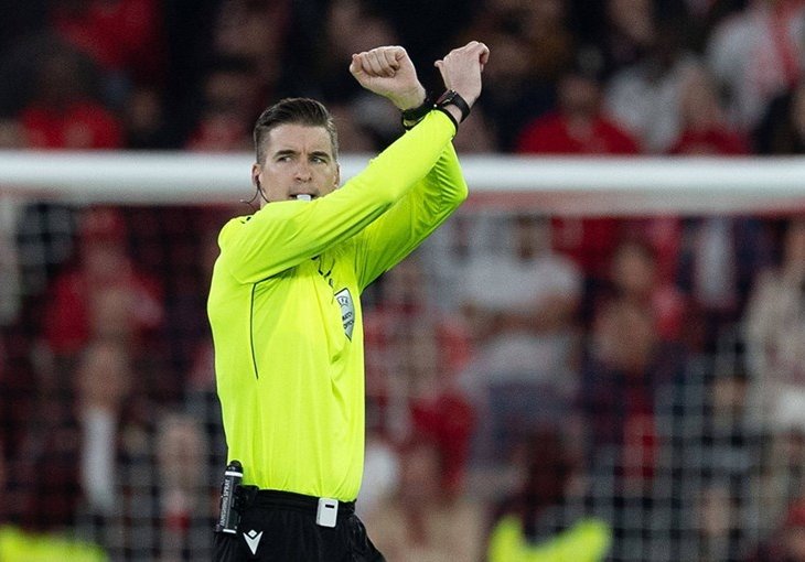 Vinicius je dotrčao do suca, a on rukama napravio znak 