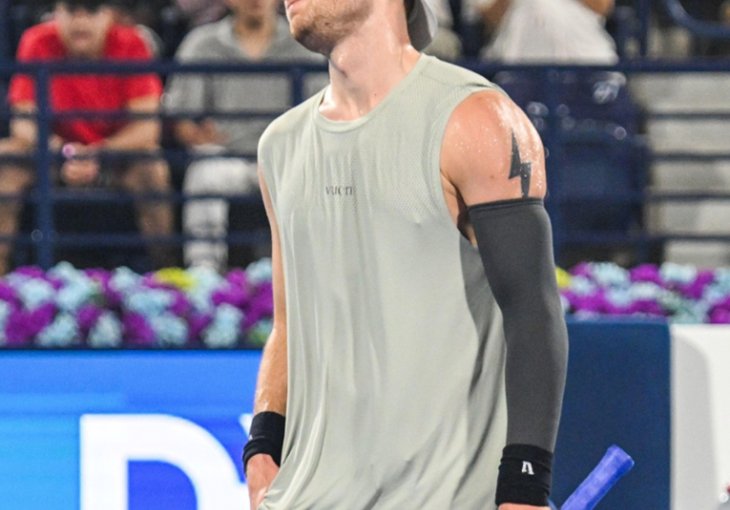 Nekadašnji četvrti teniser svijeta igrao s majicom naopako i izgubio meč