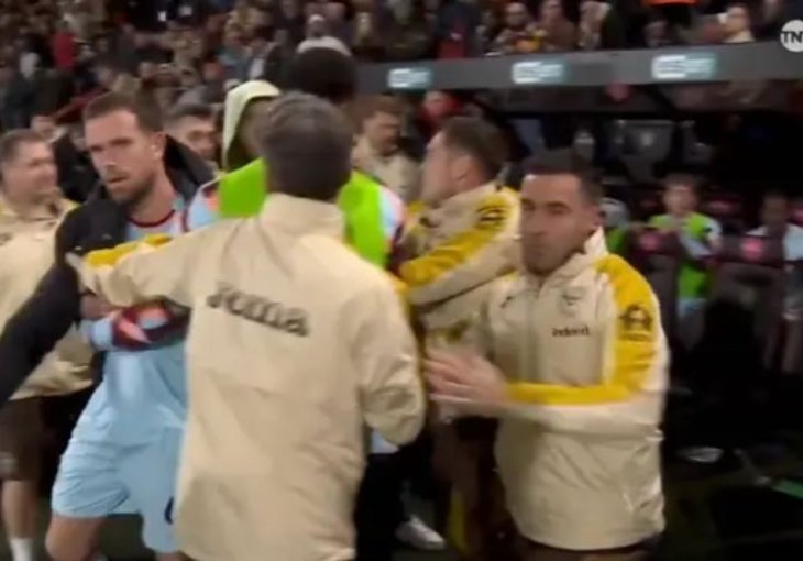 Jordan Henderson potpuno izgubio živce na klupi Brentford, saigrači su ga morali obuzdati (VIDEO)