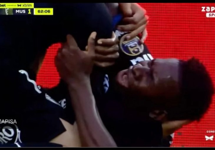 Užas na terenu! Brutalanim startom slomio nogu igraču, a onda je izbila masovna tuča igrača