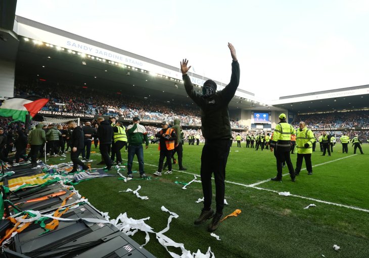 Nestvarne scene u jednom od najvećih derbija Evrope: Navijači utrčali na teren, osiguranje uspjelo spriječiti veliki obračun