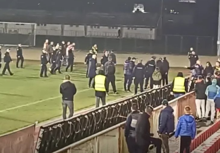 Nastao potpuni haos: Tuča u Doboju nakon meča Sloge i Željezničara! (VIDEO)