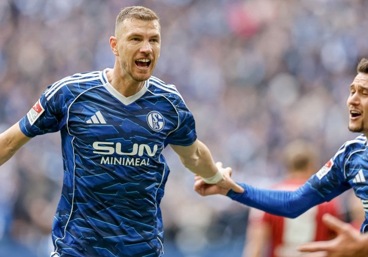 Šok za Šalke u nadoknadi: Džeko zabio gol, pa dobio direktan crveni karton