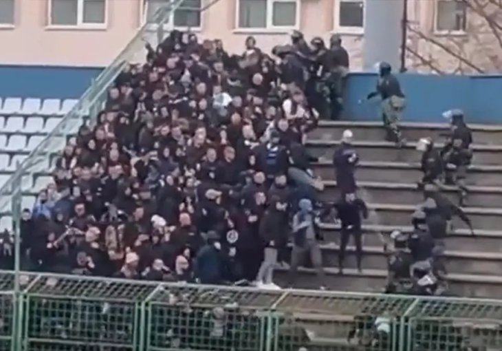Sramota u Širokom: Dok je policija tukla Manijake cijeli stadion uzvikivao “gazi balije”. Korišten i suzavac (VIDEO)