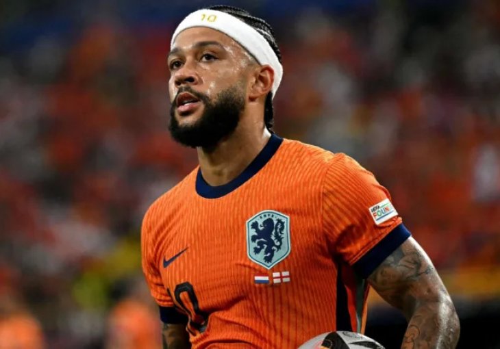 Depay izazvao haos na klupi: Tokom utakmice koristio mobitel