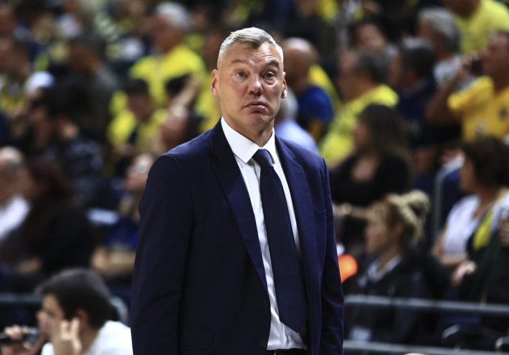 Šaras iznerviran na konferenciji: Čitaš mi pitanja sa telefona?