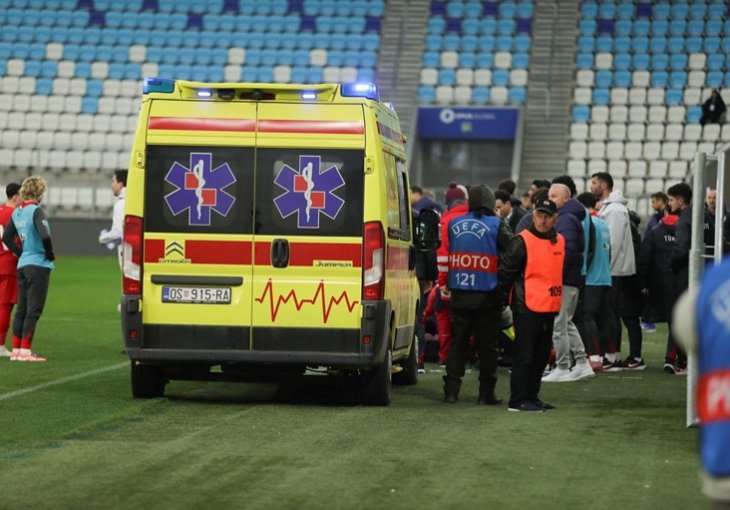 Haos u Osijeku: Meč prekinut, selektor Turske se samo srušio na travnjak
