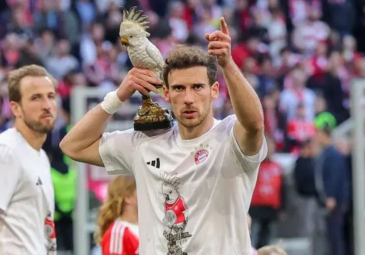 Bizaran razlog zašto su igrači Bayerna slavili titulu sa statuom kakadua