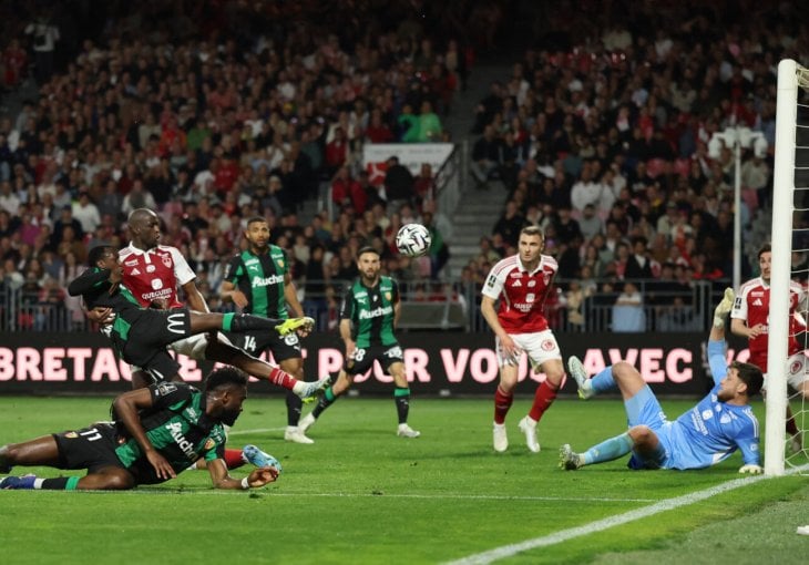 Lens se izvukao iz ponora i ostao u trci za vrh