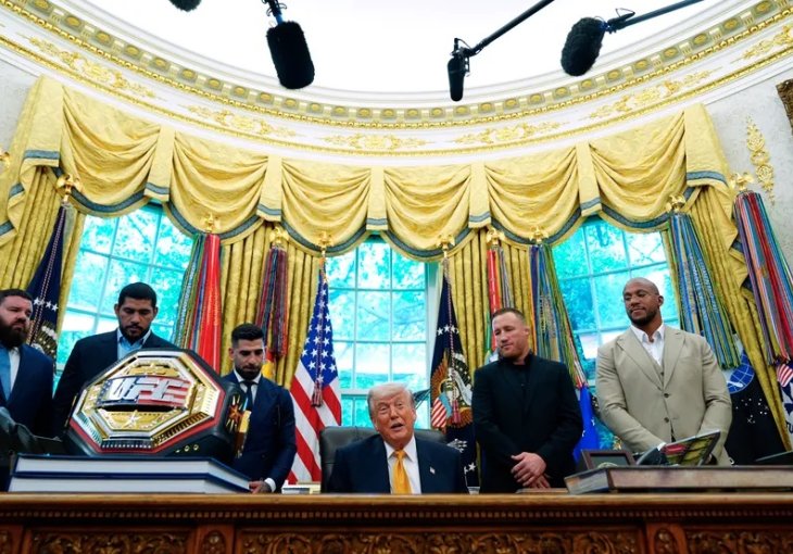 Trump napravio spektakl u Ovalnom kabinetu: Ugostio UFC zvijezde i predstavio pojas koji će dobiti pobjednik