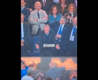 Florentino Perez snimljen u žestokoj raspravi s navijačima Real Madrida dok osiguranje oduzima transparente protiv predsjednika