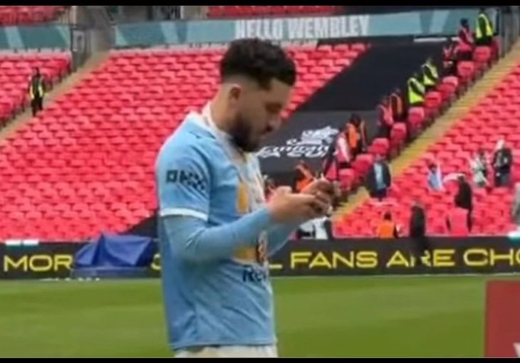 U Manchester Cityju zarađuje milione, a jučer šokirao javnost kada su vidjeli kakav mobitel nosi