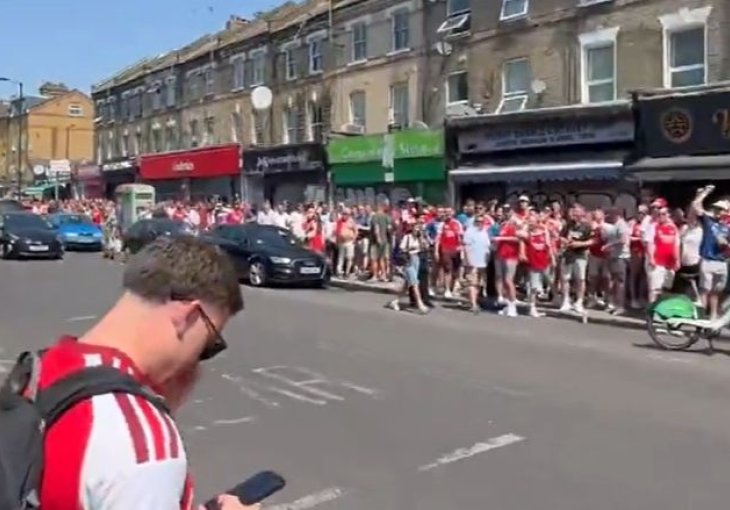 Ludilo u Engleskoj: Navijači Arsenala navijaju za Everton svim srcem, razlog je potpuno jasan (VIDEO)