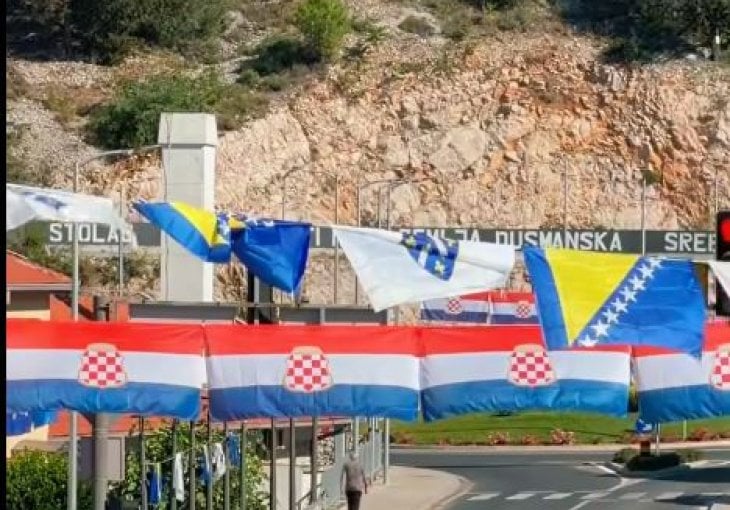 Stolac: Postavljene bh. i hrvatske zastave uoči početka Mundijala