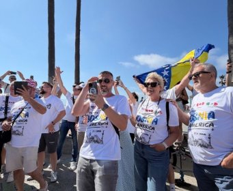 Navijači se skupljaju u Los Anđelesu: Na plaži zaplesala i porodica Džeko (VIDEO)