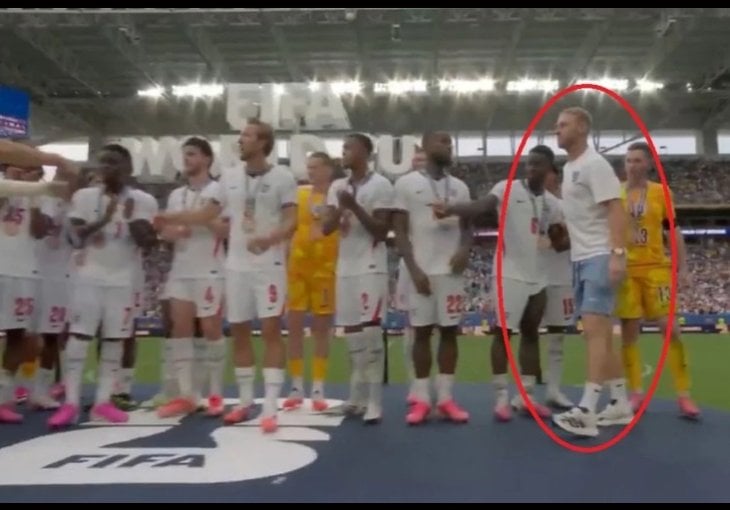 Ovo je potez Mundijala! Pogledajte koga su Englezi doveli na pozornicu i dali mu medalju