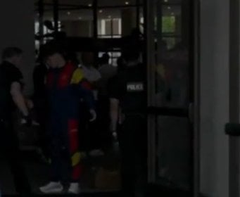 Neviđen skandal uoči finala, javnost u nevjerici: Policija na izlazu iz hotela pretresala fudbalske zvijezde