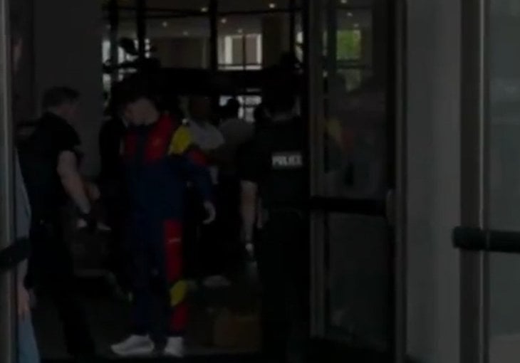Neviđen skandal uoči finala, javnost u nevjerici: Policija na izlazu iz hotela pretresala fudbalske zvijezde
