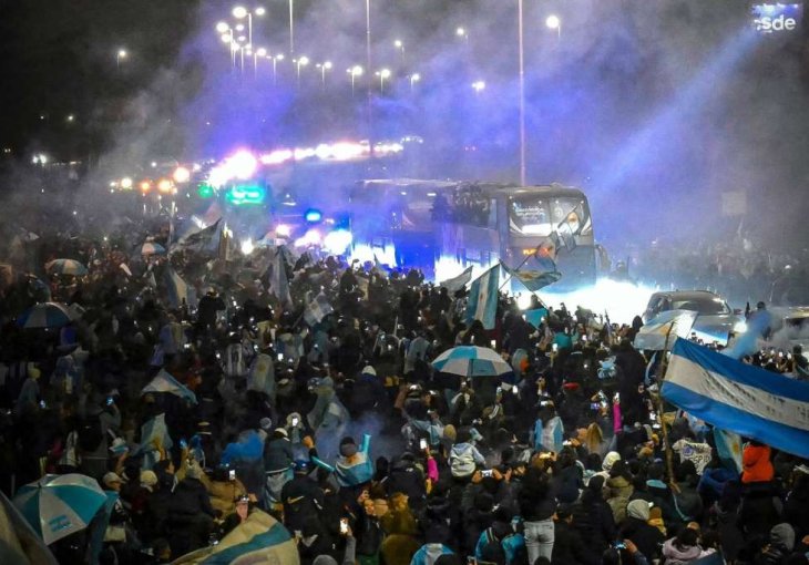 Hiljade navijača dočekalo argentinske nogometaše, Messi nije doputovao s ekipom