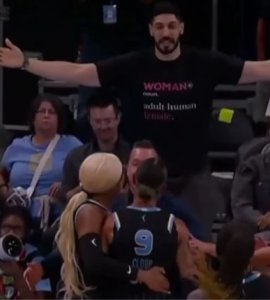Enes Kanter izbačen s utakmice WNBA lige: Provocirao košarkašicu, pa udaljen iz dvorane! U centru pažnje zbog poruke na majici (VIDEO)