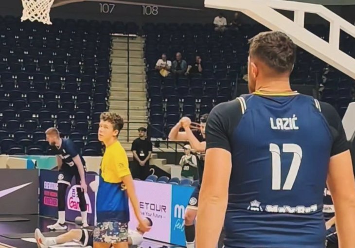Jusuf Nurkić u dresu Aleksandra Lazića izašao na zagrijavanje i pružio podršku bh. košarkašu