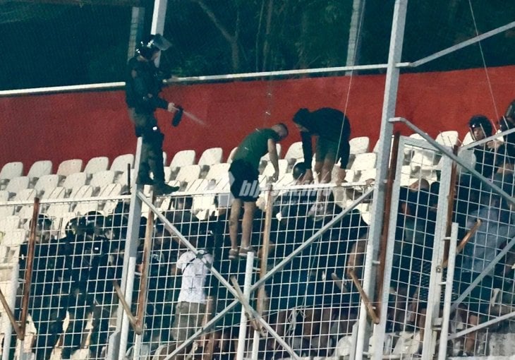 Navijači Veleža izbačeni sa gradskog derbija, intervenisala i policija