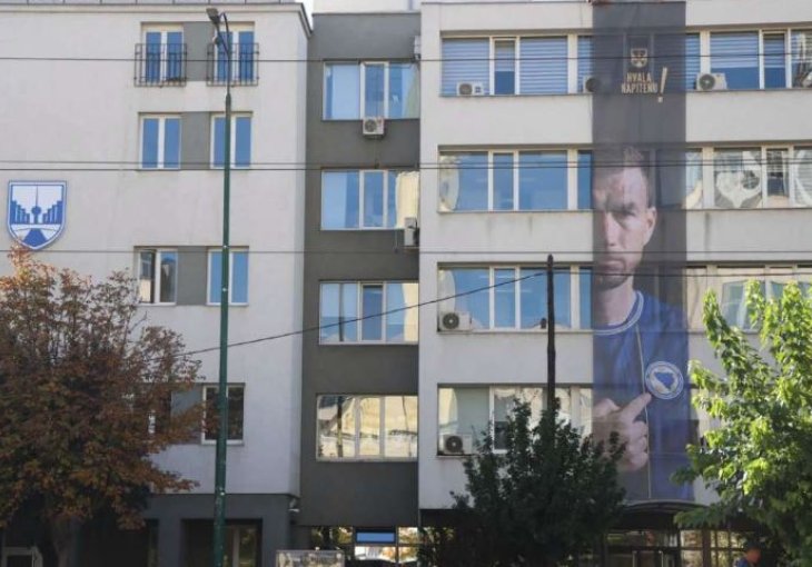 Na zgradi Općine Novo Sarajevo postavljeno platno s likom Edina Džeke