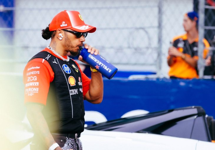 Hamilton se izvinio Ferariju: Koštao sam tim važnih bodova u Singapuru